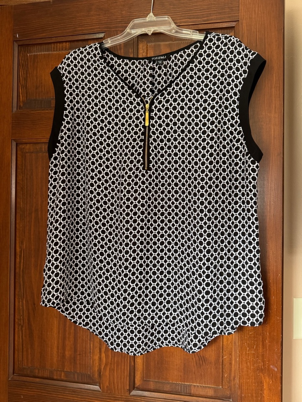 Roz & Ali Black & White Sleeveless Zip-Detail dress shirt blouse